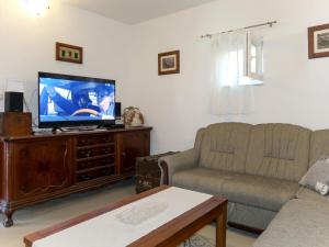Televízia a/alebo spoločenská miestnosť v ubytovaní Holiday Home Kilo by Interhome