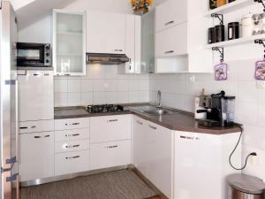 Kuchyňa alebo kuchynka v ubytovaní Holiday Home Kilo by Interhome