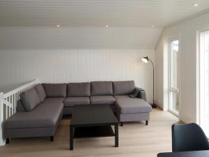 sala de estar con sofá y mesa en Holiday Home Pale - FJH104 by Interhome en Bømlo