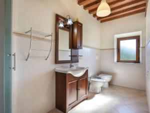 Un baño con lavabo e inodoro en Apartment Altana - CNG176 by Interhome, en Magnano 11 fotos más