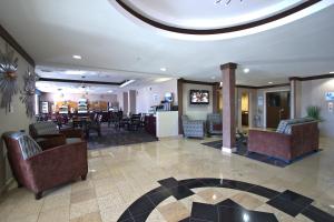 Lobbyn eller receptionsområdet på Holiday Inn Express Hotel and Suites Bastrop, an IHG Hotel