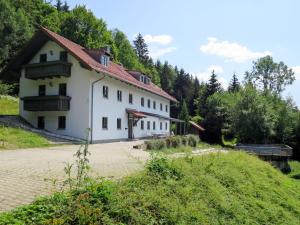 une grande maison blanche avec des arbres en arrière-plan dans l'établissement Holiday Home Kreuzbuche by Interhome, à Viechtach