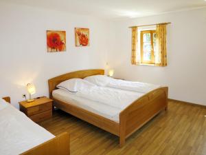 Un pat sau paturi într-o cameră la Holiday Home Kreuzbuche by Interhome