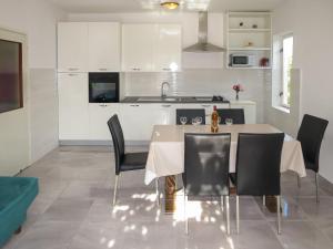 Kuchyň nebo kuchyňský kout v ubytování Holiday Home Bero by Interhome