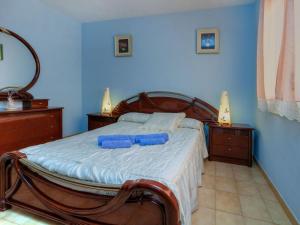 レスカラにあるApartment Del Lago by Interhomeのベッドルーム1室(青い壁のベッド1台付)