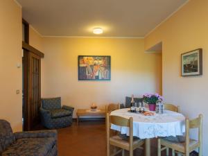 uma sala de jantar com mesa e cadeiras em Apartment Apartment C1 - AND113 by Interhome em Marina dʼAndora