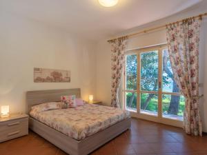 um quarto com uma cama e uma grande janela em Apartment Apartment C1 - AND113 by Interhome em Marina dʼAndora