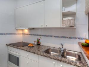 Kuchyň nebo kuchyňský kout v ubytování Holiday Home Trebol Blanco by Interhome