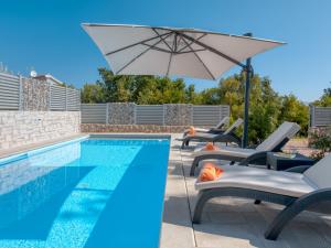 Bazén v ubytování Holiday Home Lavendel by Interhome nebo v jeho okolí