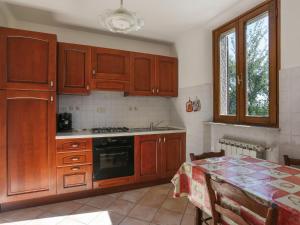 Kjøkken eller kjøkkenkrok på Apartment Caminetto - CNG177 by Interhome