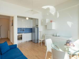 Kuchyňa alebo kuchynka v ubytovaní Apartment Terrazzo sul Mare by Interhome