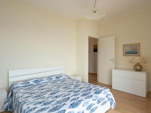 Posteľ alebo postele v izbe v ubytovaní Apartment Terrazzo sul Mare by Interhome