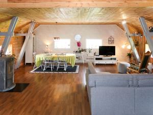 - un salon avec une table et un canapé dans l'établissement Holiday Home Rødehuset - FJH670 by Interhome, à Gjelland