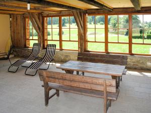 porche con mesa de madera, sillas y ventanas en Holiday Home Mader by Interhome, en Hochbruck