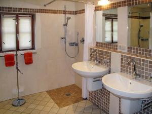 Koupelna v ubytování Holiday Home Mader by Interhome