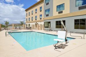 Piscina de la sau aproape de Holiday Inn Express & Suites Globe, an IHG Hotel