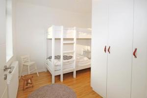 キュールングスボルンにあるVilla-Loewenstein-WE-15-mit-WLAN-9955の白い二段ベッドが備わる客室です。
