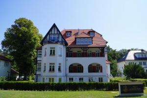 キュールングスボルンにあるVilla-Loewenstein-WE-15-mit-WLAN-9955の赤屋根の大白屋敷