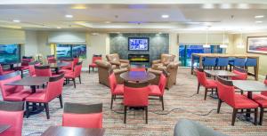 A restaurant or other place to eat at Holiday Inn Express Hotel & Suites Auburn, an IHG Hotel