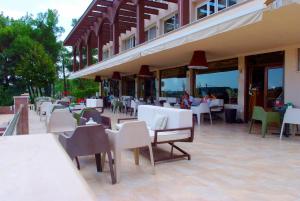 Plotini Hotel tesisinde bir restoran veya yemek mekanı