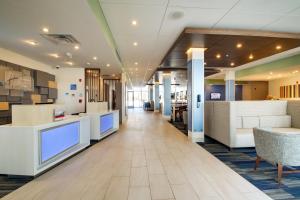 Lobby alebo recepcia v ubytovaní Holiday Inn Express & Suites Galesburg, an IHG Hotel