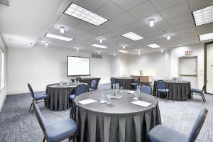 カルガリーにあるHoliday Inn Express Airport Calgary by IHGの会議室(テーブル、椅子、スクリーン付) +37枚の写真