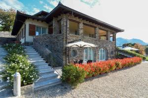 una casa con escaleras y flores delante en Agriturismo Il Colle en Bellagio