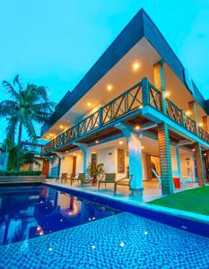 a villa with a swimming pool at night at In Di House of Reggae Boutique in San Andrés