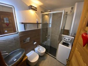 Et badeværelse på Baita delle marmotte CIR n 0012 + 31 billeder