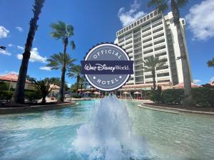 un cartello di fronte a una fontana di fronte a un hotel di Holiday Inn Orlando – Disney Springs® Area by IHG a Orlando
