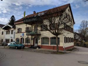 un edificio con un coche aparcado delante de él en Ferienwohnungen Heinrichsberger en Bad Aibling