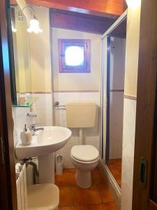 Łazienka z białą toaletą i umywalką w obiekcie B&B Porta Bagni w mieście Sciacca +36 zdjęć
