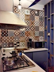 uma cozinha com duas panelas e frigideiras no fogão em Memories Villa em Moieciu de Sus