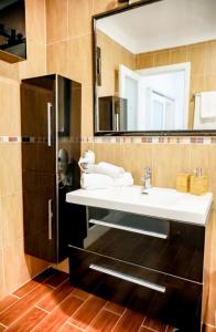 bagno con lavandino e specchio di Parigi Hotel bed and Breakfast a Santa Cruz de Tenerife