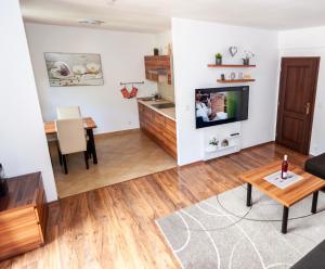 - un salon avec un canapé et une table dans l'établissement Vila Helena - Apartmán Helena 15, à Ružomberok