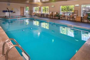 - une grande piscine d'eau bleue dans une chambre d'hôtel dans l'établissement Holiday Inn Express Hotel & Suites Bucyrus, an IHG Hotel, à Bucyrus