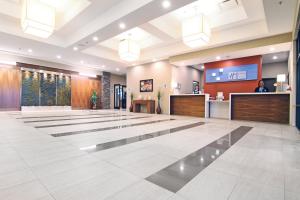 הלובי או אזור הקבלה ב-Holiday Inn Express and Suites Calgary University, an IHG Hotel