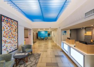 een gang van een ziekenhuis met een blauw plafond bij Holiday Inn Express Hotel & Suites Nashville Brentwood 65S in Brentwood