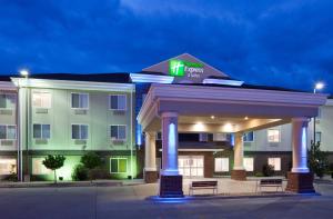 ディキンソンにあるHoliday Inn Express & Suites - Dickinson by IHGの建物の前にガゼボがあるホテル