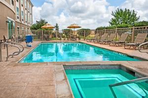 Bazén v ubytování Holiday Inn Express & Suites Cotulla by IHG nebo v jeho okolí