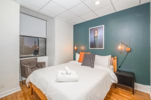 Uma cama ou camas num quarto em Evonify Stays - Theatre District Apartments