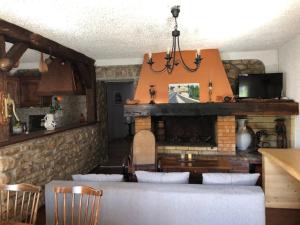 Saint-Sernin-du-Bois的住宿－Domaine Du Bas De Chene，客厅设有壁炉、沙发和椅子