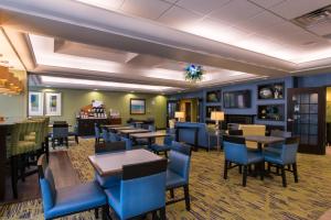 une salle à manger avec des tables et des chaises bleues dans l'établissement Holiday Inn Express and Suites Dickson City, an IHG Hotel, à Dickson City