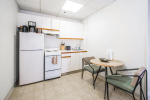 Küche/Küchenzeile in der Unterkunft Furnished Apartment in Downtown