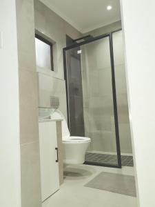 illi's corner في لاديسميث: حمام مع مرحاض ودش زجاجي