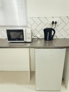 a microwave sitting on a counter in a kitchen at illi's corner in Ladysmith