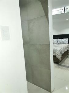 illi's corner في لاديسميث: غرفة نوم بجدران بيضاء وسرير في غرفة