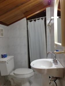 Un baño de Hotel Posada Los Delfines 34 fotos más