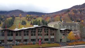 een groot gebouw met een berg op de achtergrond bij Holly Lodge - Ski Windham Hunter Catskills in Prattsville