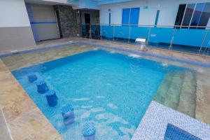 una grande piscina con acqua blu in un edificio di Ocean Blue Beach a San Andrés